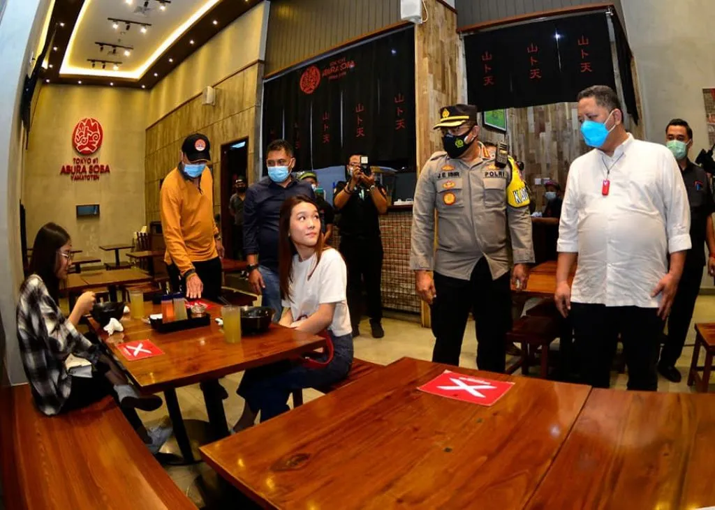 Hari Pertama Pemberlakuan PPKM, Plt Wali Kota Surabaya Sidak Mall dan Restoran