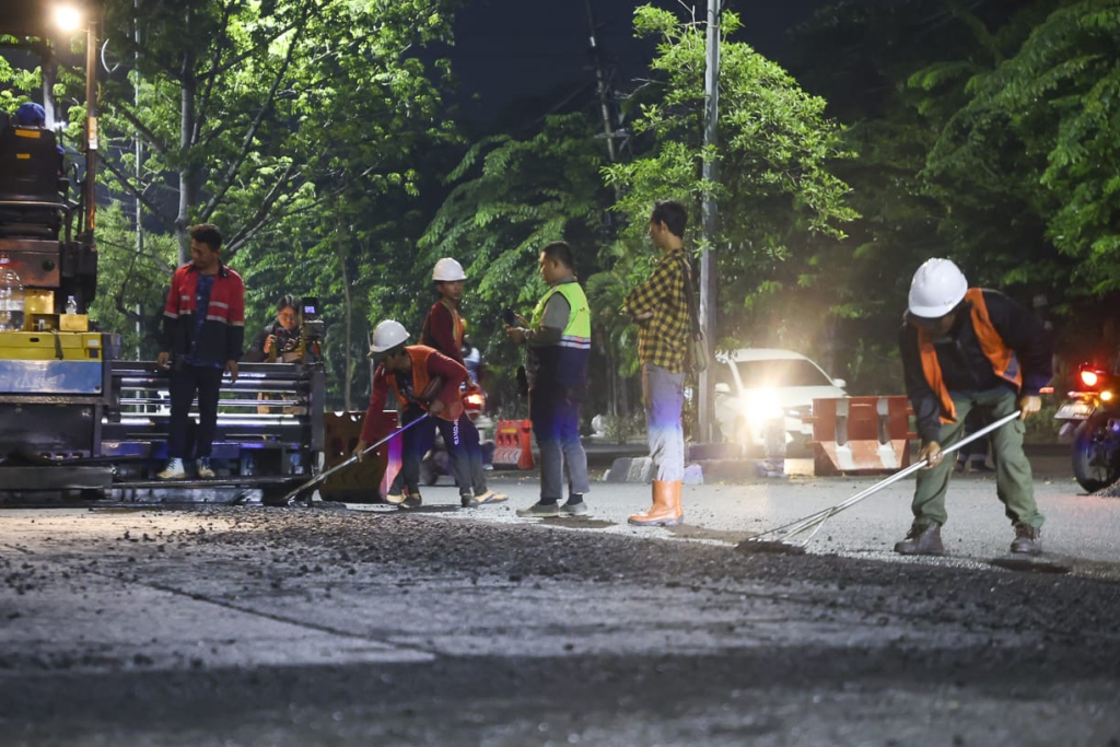 Tembus 60 Ton Hotmix, DSDABM Surabaya Perbaiki Jalan Berlubang